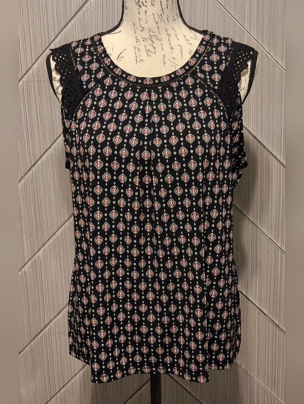 Liz Claiborne Petite PL Black White Red Medallion Crochet Trim Sleeveless Top